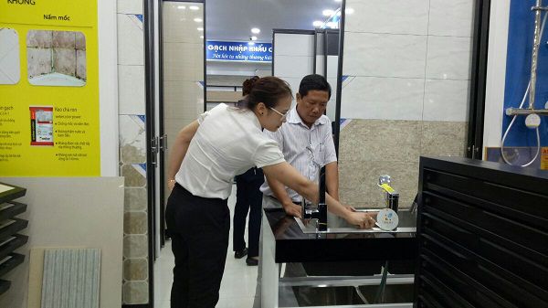 Khách hàng đang xem và được nhân viên tư vấn về thiết bị nhà bếp