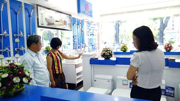 Khách hàng được nhân viên tại showroom đón tiếp và tư vấn cả những giờ nghỉ trưa