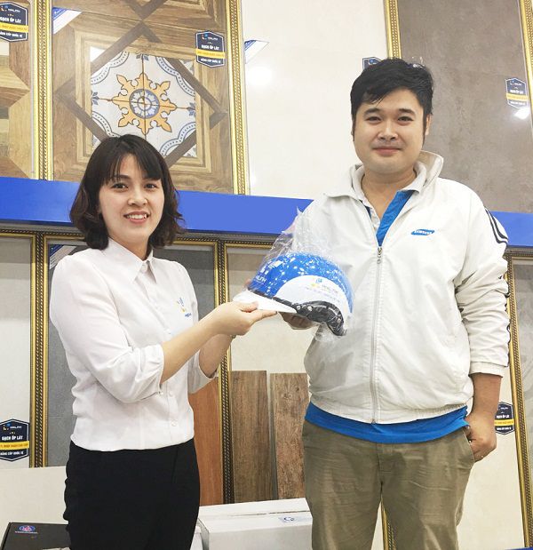 Nhân viên bán hàng tại showroom Hải Linh đã trao quà tận tay cho khách hàng may mắn